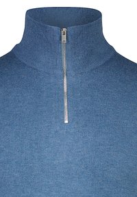 Blå stickad tröja med hög hals och halv dragkedja. Tyget är mjukt med ribbdetaljer på kragen.