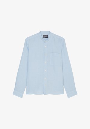 Jasnoniebieska koszula z długim rękawem, wykonana z teksturowanej tkaniny, z kołnierzykiem mandaryńskim, kieszonką z przodu i zapięciem na guziki.