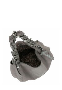 Bolso gris con un exterior texturizado, asa trenzada con enlaces metálicos y forro de lunares. Se cierra con una cremallera superior.