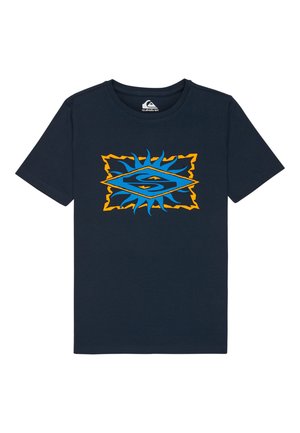 Navyblauw T-shirt met korte mouwen en een centrale afbeelding van een oranje en blauwe zonnestraalontwerp rondom een gestileerde "S"-vorm.