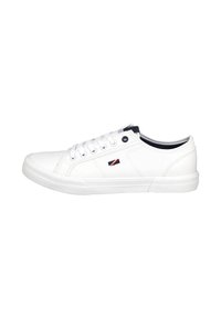 Zapatilla blanca de corte bajo con cordones blancos, forro interior negro y un pequeño logo negro y rojo en el lateral.