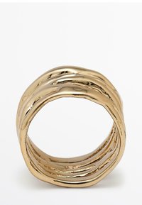 Gouden ring met een golvende, geribbelde ontwerp. Gladde textuur, ronde vorm en gepolijste afwerking tonen gelaagde banden. Binnenste diameter zichtbaar.