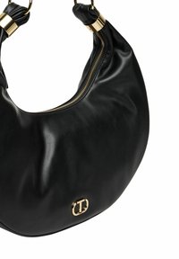 Borsa a tracolla in pelle nera a forma di mezzaluna, con dettagli hardware dorati, chiusura con zip e un dettaglio logo sul davanti. Texture morbida.