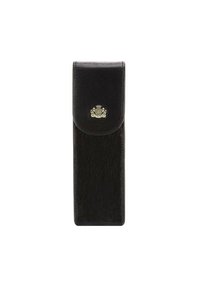 Astuccio per occhiali in pelle nera con una superficie liscia, patta superiore arrotondata e un dettaglio con emblema dorato al centro.