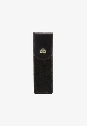Astuccio per occhiali in pelle nera con una superficie liscia, patta superiore arrotondata e un dettaglio con emblema dorato al centro.