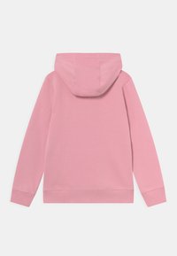Růžová mikina s dlouhými rukávy a nastavitelnou kapucí. Vyrobena z měkké látky, má hladký design a žebrované manžety a lem.