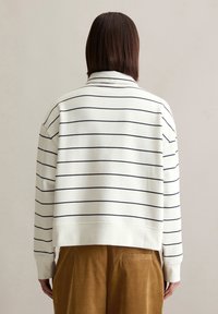 Witte sweatshirt met marineblauwe horizontale strepen, verlaagde schouders en ribgebreide manchetten; heeft een soepele textuur en een ontspannen pasvorm.