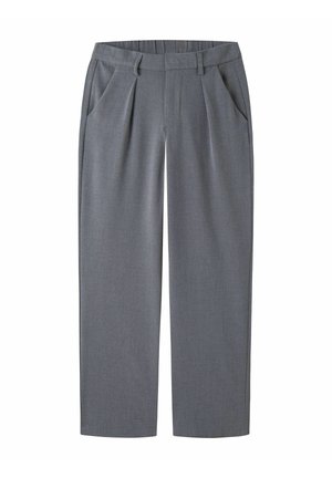 Pantalon gris taille haute, ajusté, avec plis, poches latérales, jambes larges et droites, et passants de ceinture sur fond blanc.