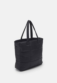 Czarna pikowana torba na ramię o gładkiej, wyściełanej fakturze. Posiada dwa solidne uchwyty oraz przestronne otwarte zamknięcie dla łatwego dostępu.