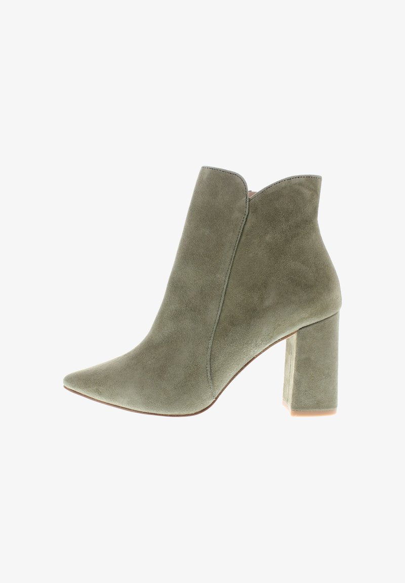 Grüne Wildleder-Ankle-Boots mit spitzem Zeh, hohem Blockabsatz und V-ausschnitt am Kragen. Weicher Stoff und robuste Verarbeitung.