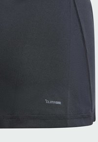 Svarta sportshorts gjorda av fukttransporterande material, med platta sömmar och en liten "ClimaCool"-logotyp nära fållen.