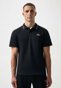 Svart kortärmad polo med treknappsknäppning, vitrandig krage och broderad logotyp på bröstet.