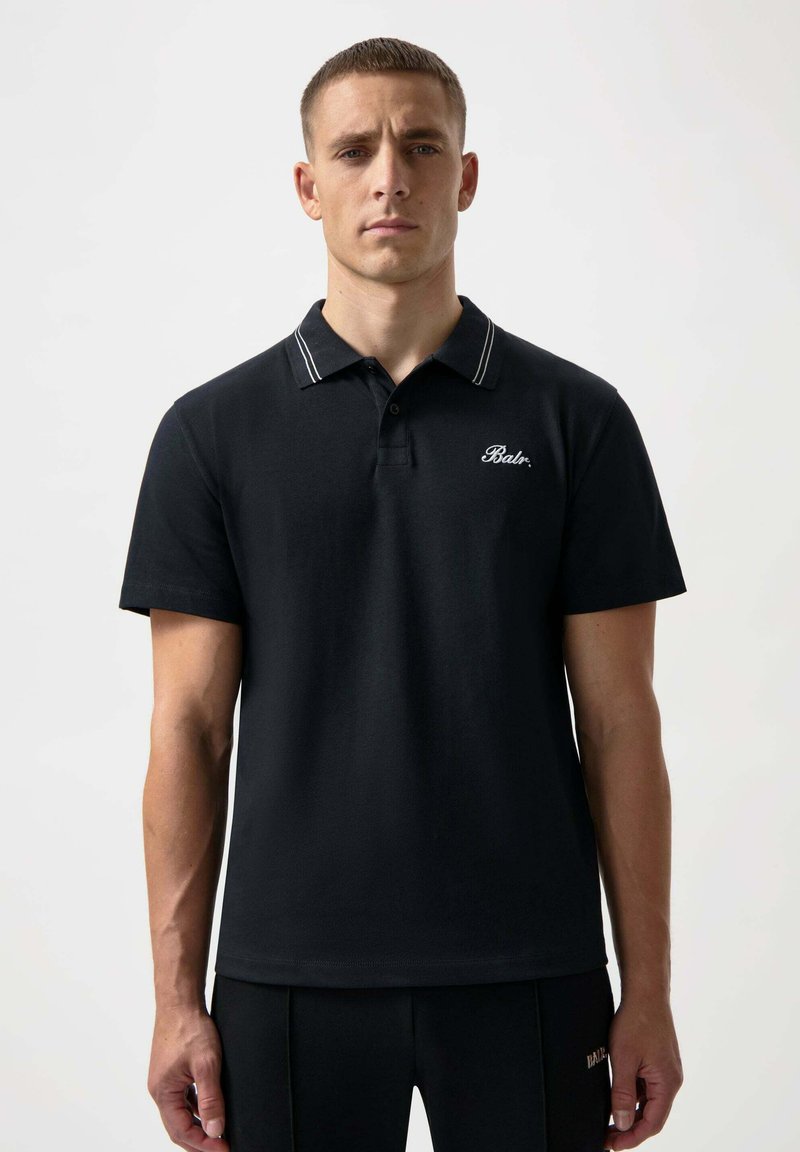 Svart kortärmad polo med treknappsknäppning, vitrandig krage och broderad logotyp på bröstet.