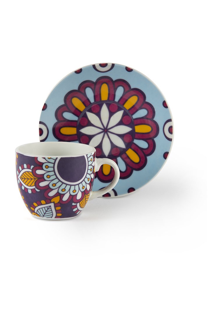 Keramikmugg och fat-set, med ett lila blommönster på muggen och en blå blommönster på fatet. Slät yta, rundad form.