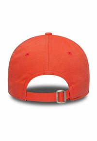 Casquette de baseball rouge avec une forme arrondie, sangle ajustable, œillets cousus pour la ventilation et une texture de tissu lisse.