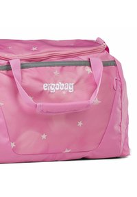 Borsa da viaggio in tessuto rosa con motivo a stelle bianche, dotata di chiusura con zip e dettagli grigi. Include una maniglia superiore per il trasporto.