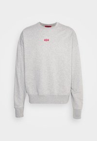Šedá mikina s ribbovaným kulatým výstřihem a manžetami, s výboldým červeným logem "424" na hrudi. Měkká textura, volný střih.