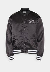 Veste bomber en satin noir avec poignets et bas côtelés à rayures blanches, boutons-pression, et inscription « Carhartt WIP Class of 89 » sur la poitrine.