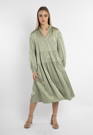 Robe en satin vert olive avec des manches longues, design en niveaux et col volanté ; présente un décolleté en V et des boutons décoratifs aux extrémités des manches.