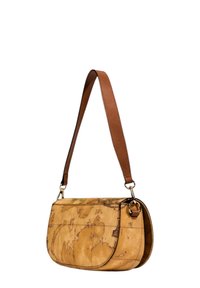 Borsa a mano in pelle color tan con stampa mappa, forma rettangolare, tracolla marrone e dettagli in metallo dorato. Texture liscia con cuciture decorativa.