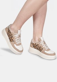 Bež tenisice s akcentima u uzorku leopard, od glatke kože i strukturirane nubuk kože, s debelim bijelim potplatima i ravnim vezicama.