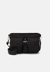 Borsa a tracolla nera in nylon con due tasche frontali, chiusura a scatto e tracolla regolabile. Presenta dettagli in metallo argentato.