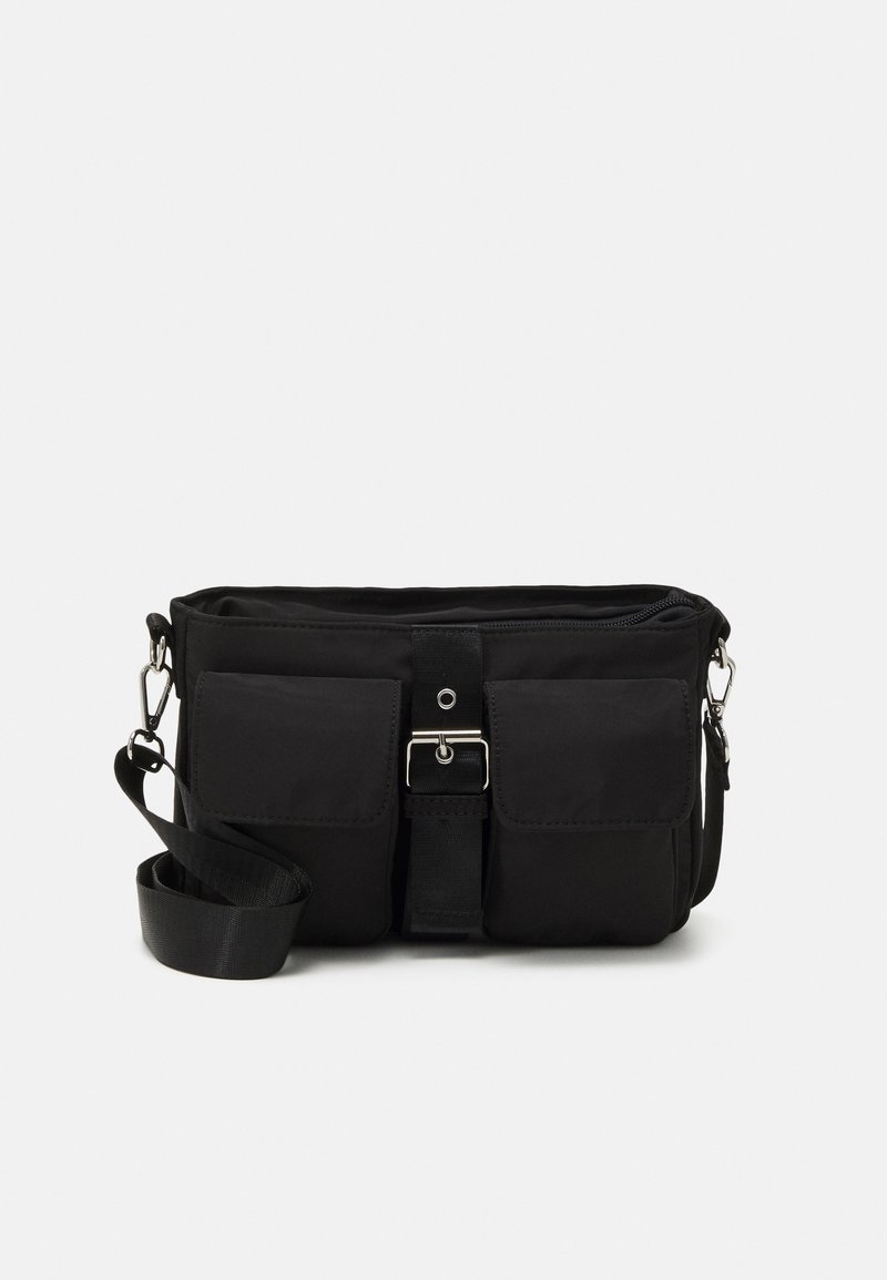 Borsa a tracolla nera in nylon con due tasche frontali, chiusura a scatto e tracolla regolabile. Presenta dettagli in metallo argentato.