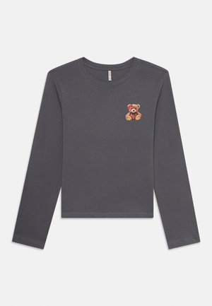 Grå langermet t-skjorte laget av myk stoff, med en liten brodert bjørn på venstre bryst. Rett kant og rund halslinning.