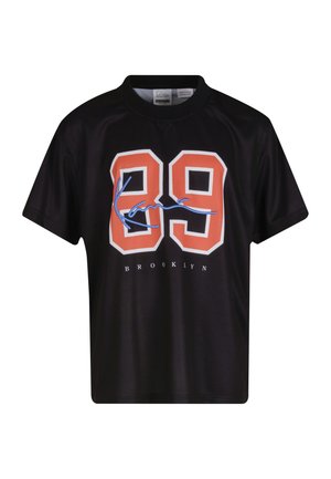 Čierne tričko s krátkym rukávom s veľkým oranžovým číslom "89" a modrou podpisovou grafikou nad malým bielym textom "BROOKLYN" vpredu.