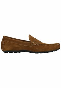 Brune ruskindsloafer med perforeret tekstur, syede detaljer og gummisål. Klassisk slip-on design med mokkasinstil. 