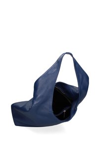 Borsa a spalla in pelle blu navy con una texture morbida, forma unica e un'unica tracolla. Comprende una tasca interna con zip.