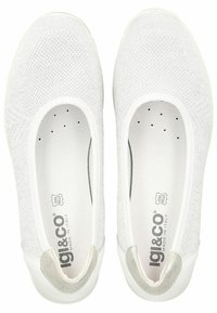 Scarpe bianche slip-on con una tomaia in maglia testurizzata. Presentano un bordo bianco liscio e un accento metallico sul tallone. Logo visibile all'interno.