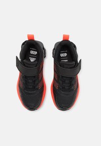 adidas Performance STAR WARS RUNNER KIDS UNISEX - Gyaloglócipő - core black/solar red/cloud white
