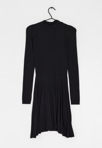 Schwarzes Langarmkleid mit hohem Kragen, fließendem Rock und leicht asymmetrischem Saum, aus glattem, dehnbarem Stoff. Hängt an einem Haken.