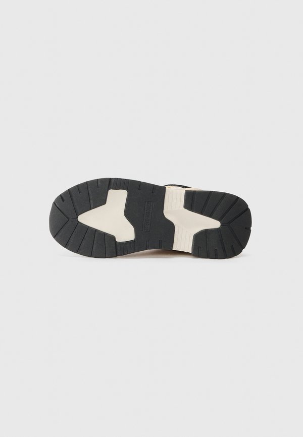 SNEAK PEAK - Trainers3