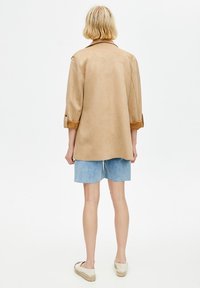 PULL&BEAR Abrigo corto - sand