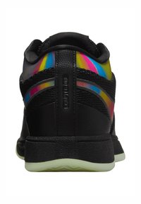 Sneakers nere con superficie testurizzata, caratterizzate da un accento sfumato colorato sul retro e una suola esterna verde chiaro.