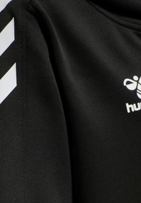 Maglia sportiva nera con una texture liscia, strisce decorative bianche e un logo sul davanti. Il design mette in evidenza l'estetica dell'abbigliamento atletico.