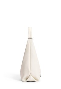 Weiße Lederhandtasche mit dreieckiger Form, strukturiertem Oberfläche und einem kurzen, flachen Tragegriff. Verfügt über saubere Nähte und ein dezentes Design.