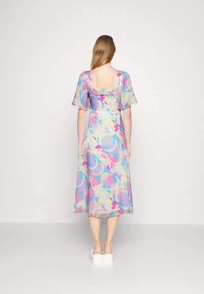 Vestido midi com padrão floral em tecido leve, apresentando costas quadradas, mangas curtas tipo volante e cores suaves em tons pastéis com formas geométricas.