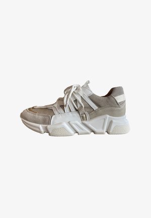 Sneakers met een mix van grijs suède en witte synthetische materialen, een stevige zool, gestructureerde accenten en vetersluiting.