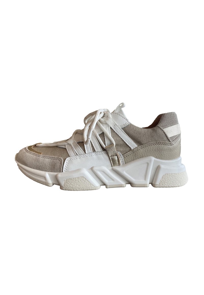 Sneakers met een mix van grijs suède en witte synthetische materialen, een stevige zool, gestructureerde accenten en vetersluiting.