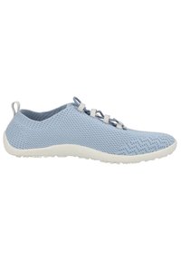 Zapatilla de malla azul claro con punta redondeada, parte superior texturizada y suela de goma blanca con pequeñas protuberancias para tracción; incluye cordones elásticos.