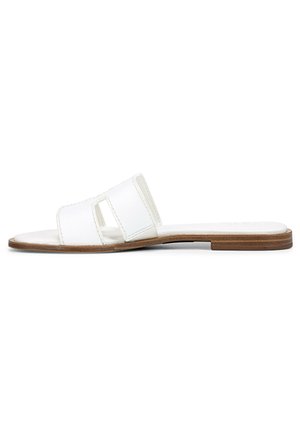 Sandale blanche à glissière avec deux brides découpées, semelle en bois plate, texture lisse et peu de détails de couture.