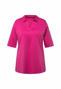 Mágentové polo tričko s výstřihem do V a krátkými rukávy. Vyrobeno z hladké tkaniny s uvolněným střihem. Jednoduchý design, bez vzorů nebo ozdob.