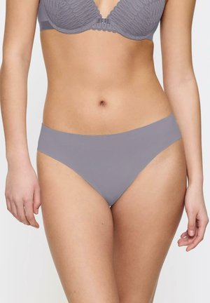 Szare, bezszwowe majtki bikini o niskim stanie. Gładki materiał, minimalistyczny styl i miękka tekstura bez widocznych szwów.