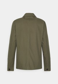 Olivgrüne Jacke aus Baumwolle, mit Kragen, langen Ärmeln und geknöpften Manschetten. Die Rückseite zeigt ein schlichtes, einfaches Design ohne Muster.