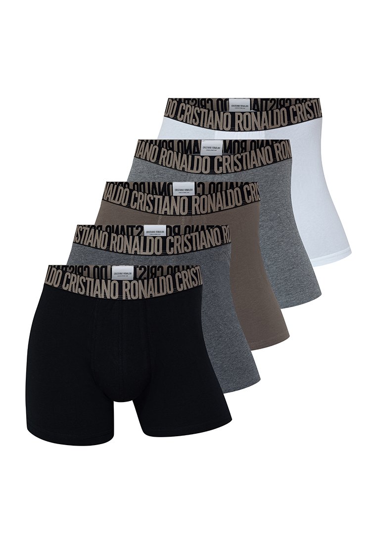 Cinco pares de boxers para hombre en negro, gris oscuro, gris claro, marrón y blanco. Cada par cuenta con una cinturilla negra con el texto "Cristiano Ronaldo".