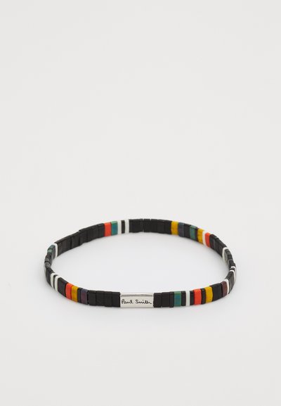 Flerfarget perle-elastisk armbånd med svart elastisk materiale, med striper i rød, oransje, grønn og hvit. Detaljer i sølv.