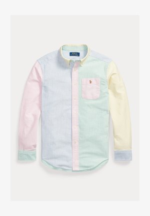 Camisa de manga larga con botones y rayas verticales en tonos pastel rosa, azul, verde y amarillo, con bolsillo en el pecho y logo de Polo Ralph Lauren.